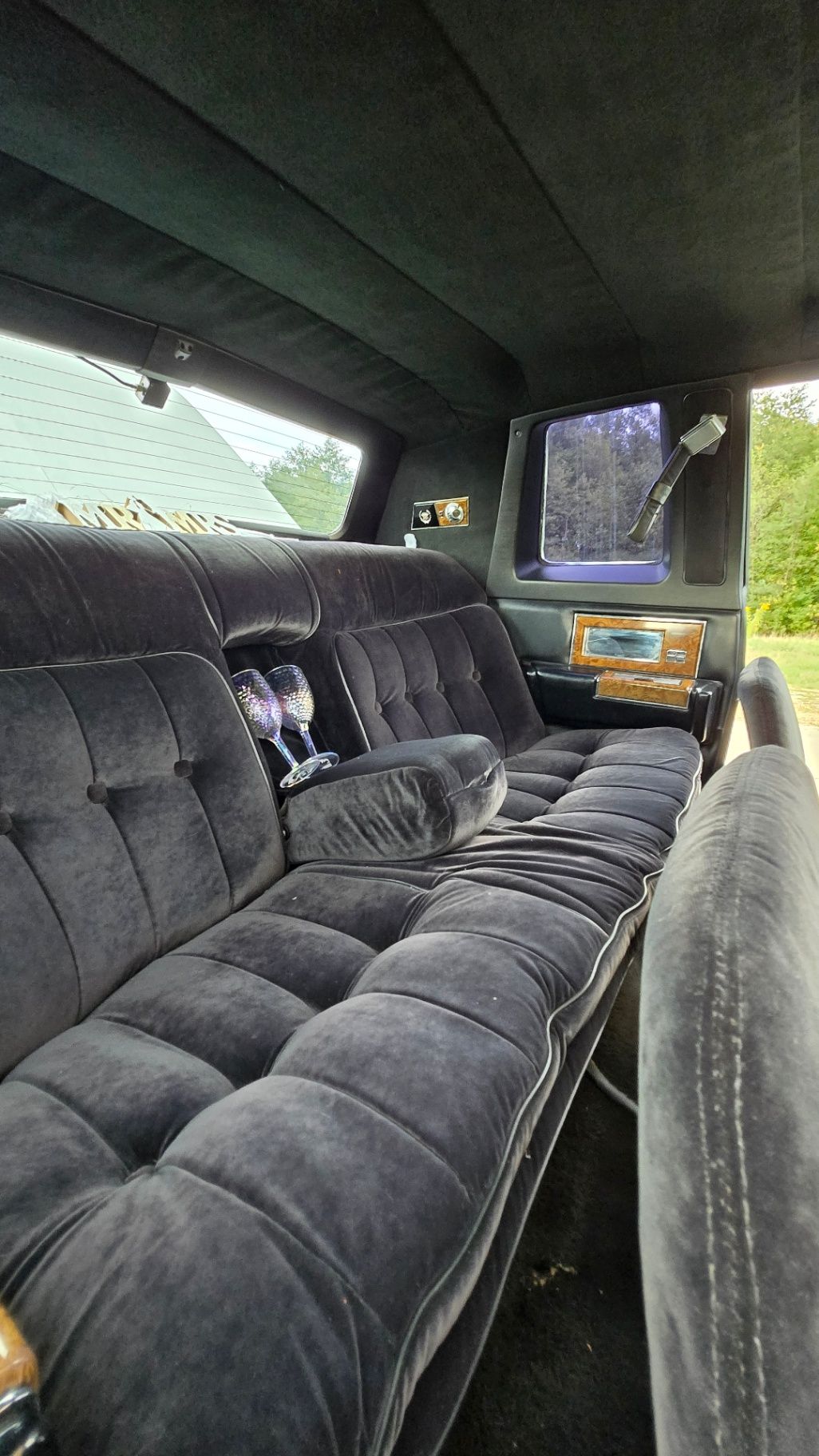 Luxusný zamatový interiér Cadillacu Fleetwood Limousine