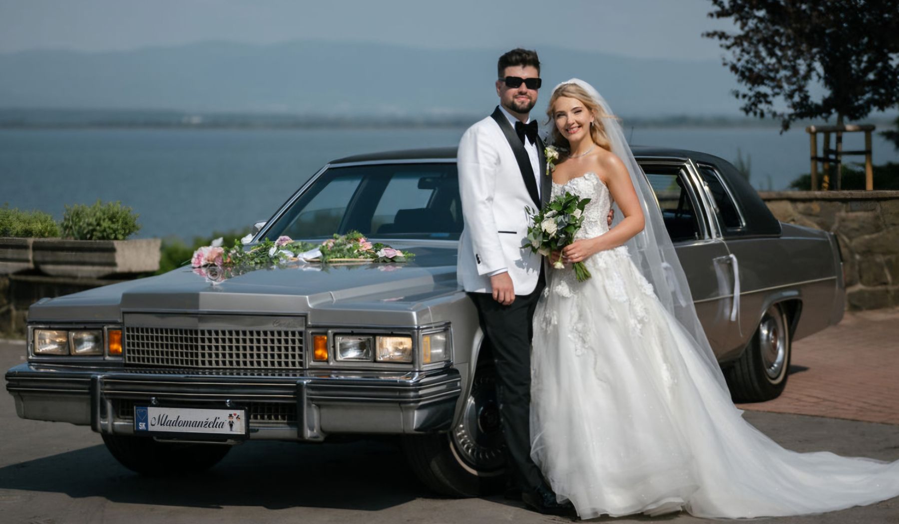 Novomanželia pri Cadillacu Fleetwood pri vode